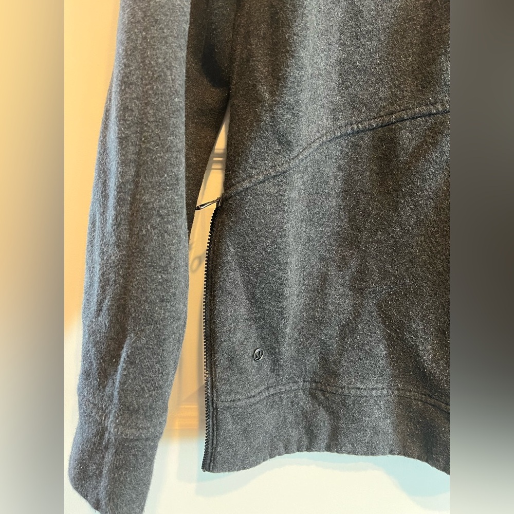 Lulemon pull over - Picture 2 of 4
